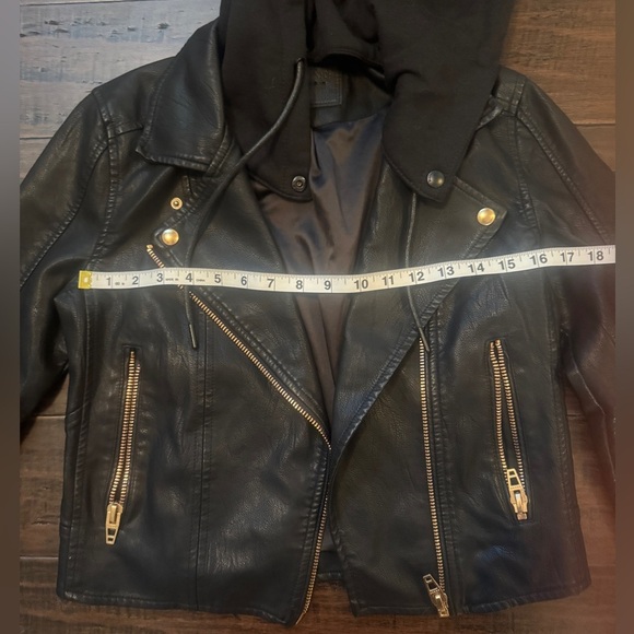 Blank NYC black faux leather moto bomber cropped hooded jacket zipper detail - Picture 11 of 12